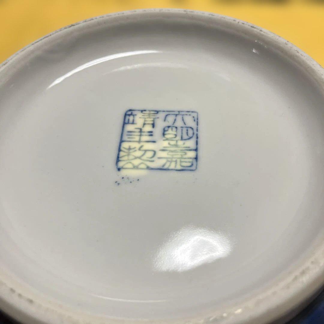 青い花模様の陶器ボウル