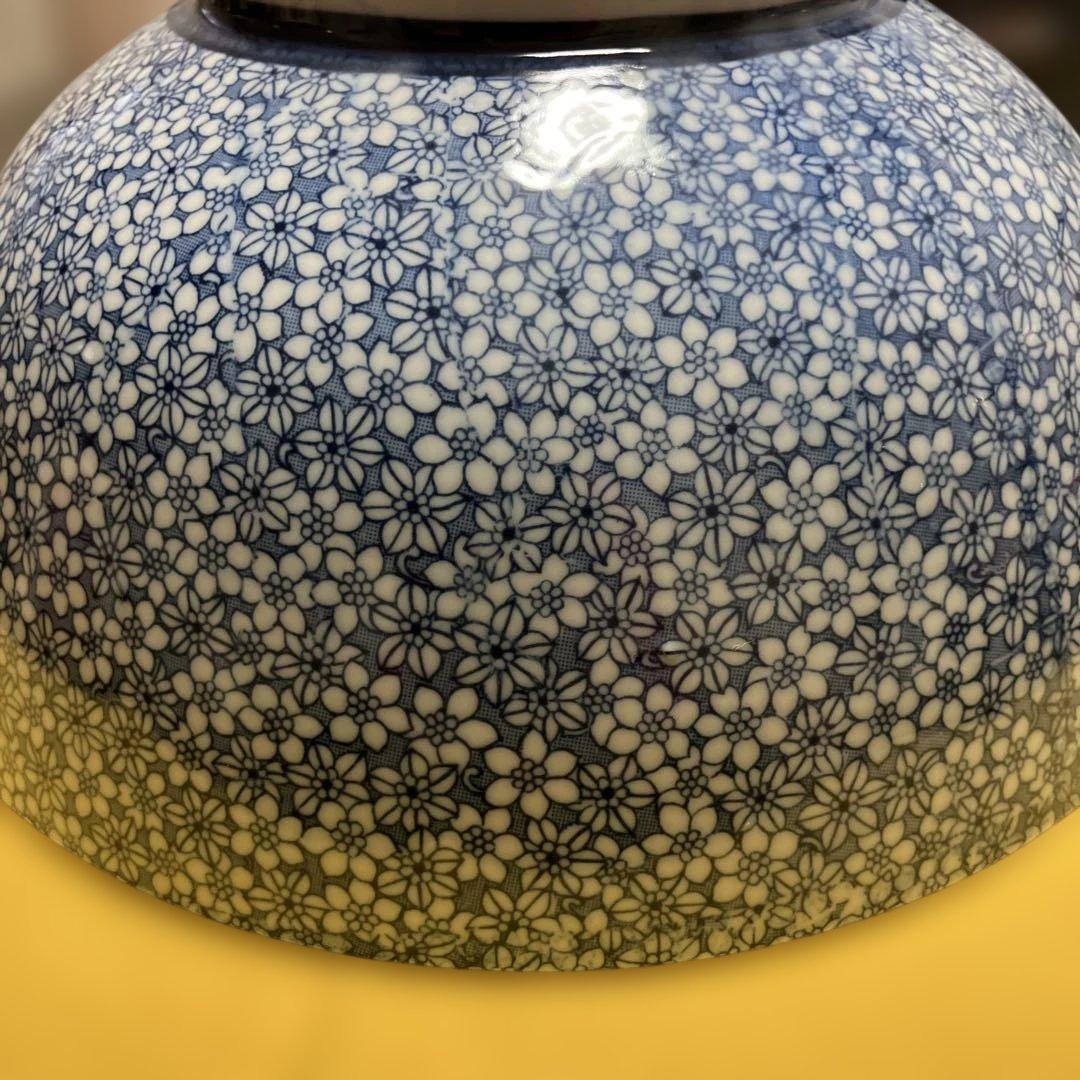 青い花模様の陶器ボウル