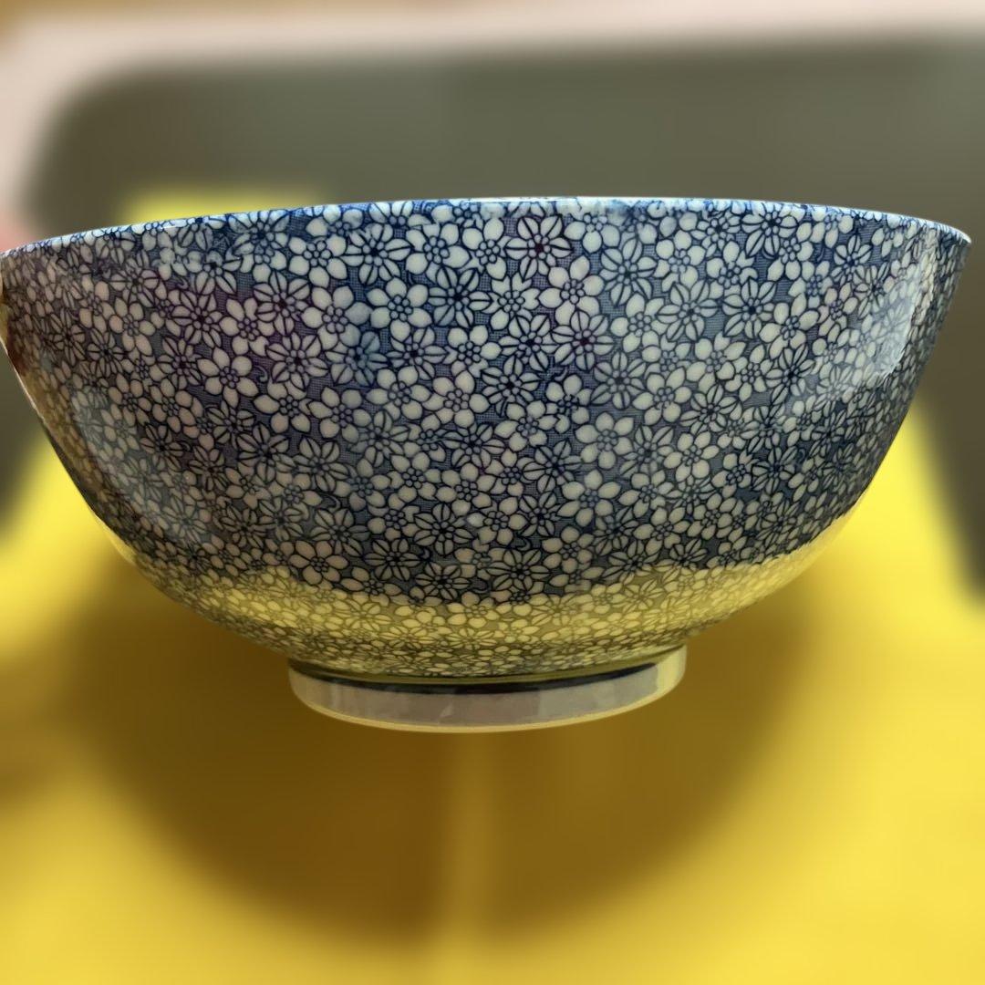 青い花模様の陶器ボウル