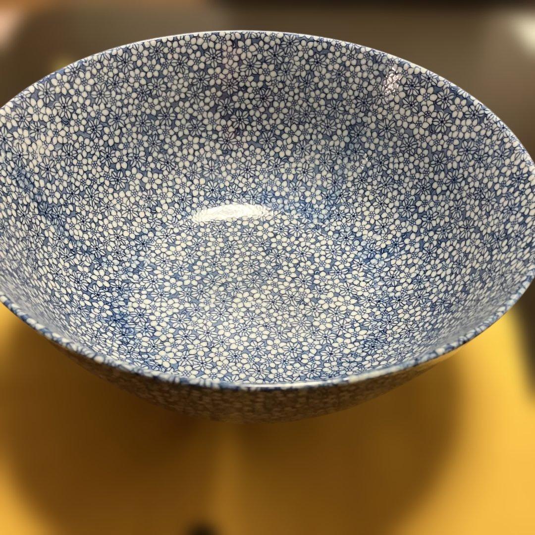青い花模様の陶器ボウル