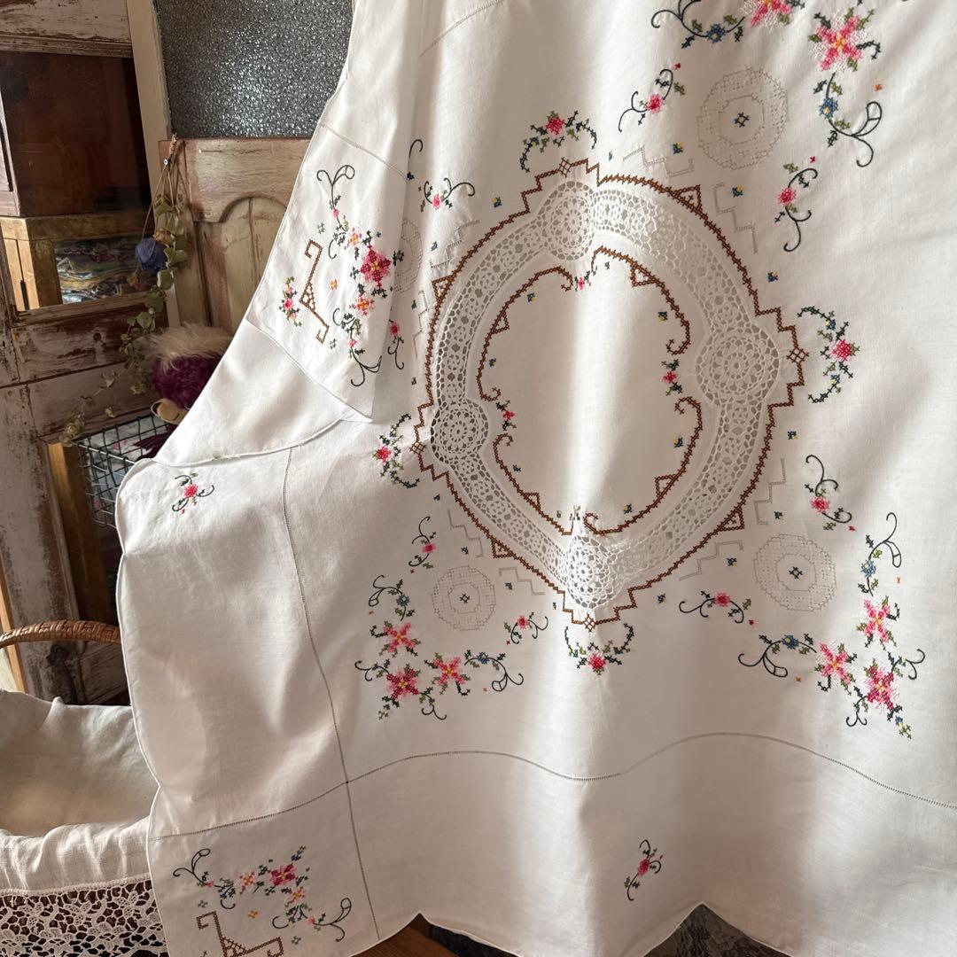 SALE❣️アンティークஐ⋆*花柄刺繍のテーブルクロス
