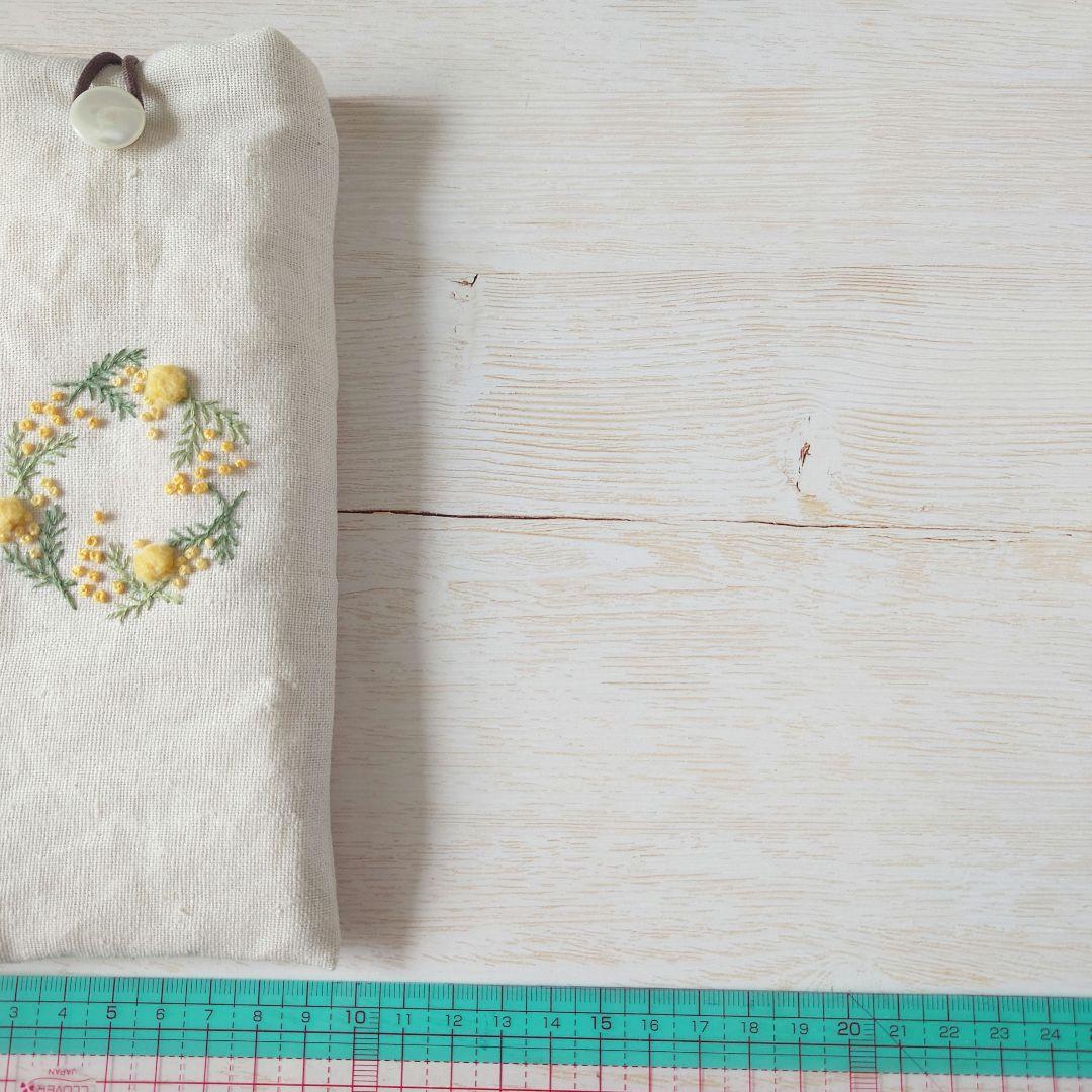 手刺繍入　貝ボタン付き メガネケース/ペンケース【ミモザリース】