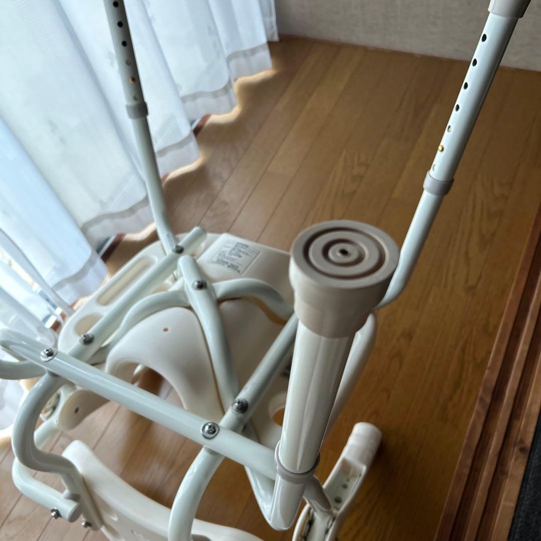アロン化成　肘掛け付きシャワーイス