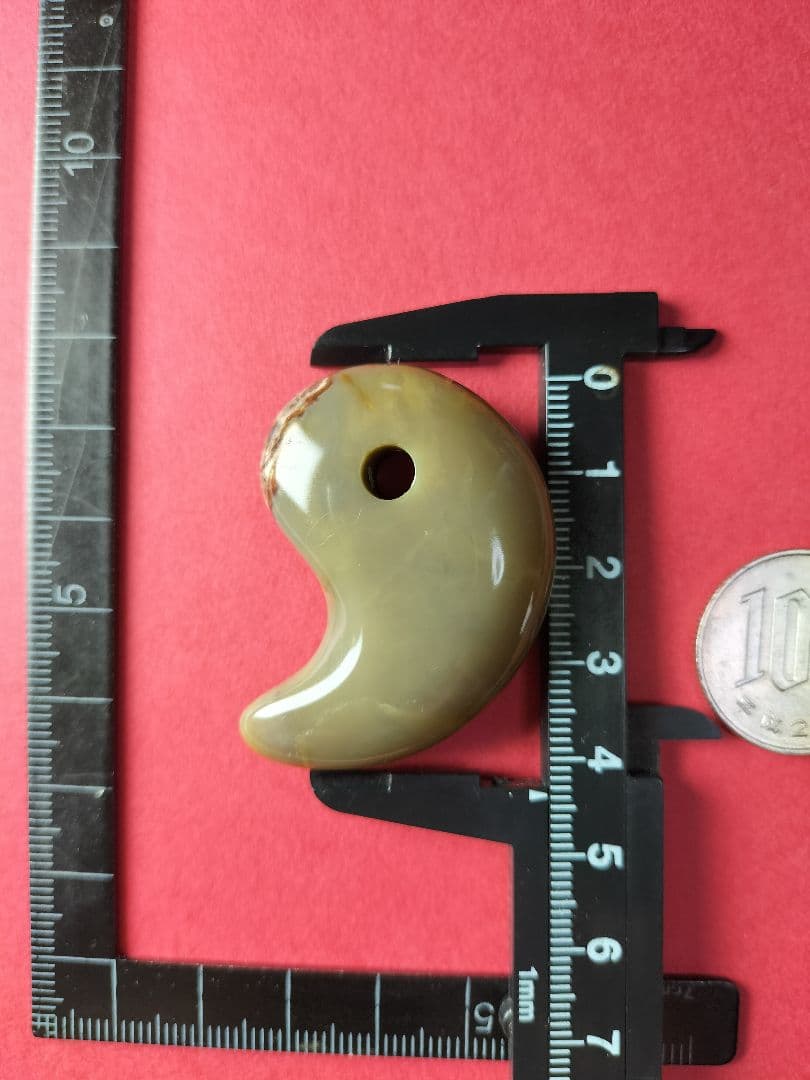 天然石 津軽錦石(つがるにしきいし)の勾玉です。母岩入り サイズ約44㍉