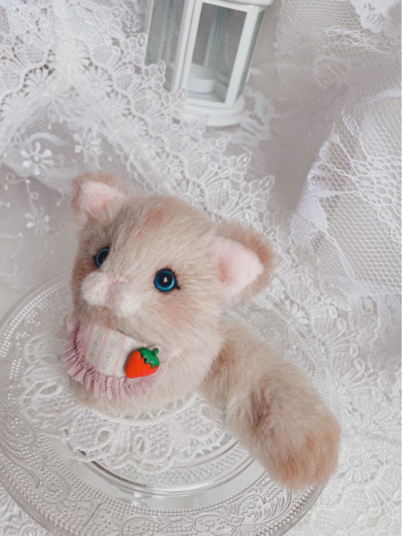 ハンドメイドぬいぐるみ　ふわふわ♡こねこちゃん　イチゴスタイつき