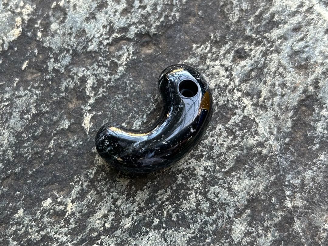 国産黒色メノウ　勾玉