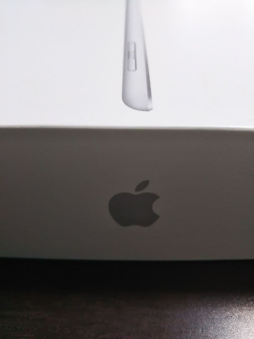 iPad (6th Generation) 箱と充電器とケーブルと説明書