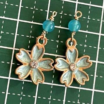 天然石シーブルカルセドニー＆桜チャーム　ピアス