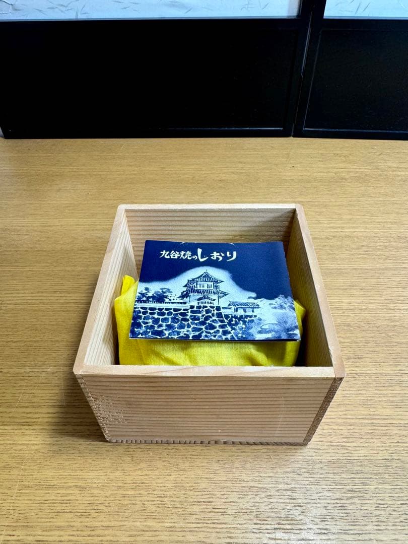 679九谷焼　九谷右園　金彩赤絵　茶碗　茶盌　共箱　栞