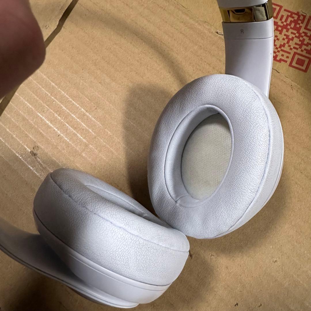 ヘッドホン BeatsStudio3 White