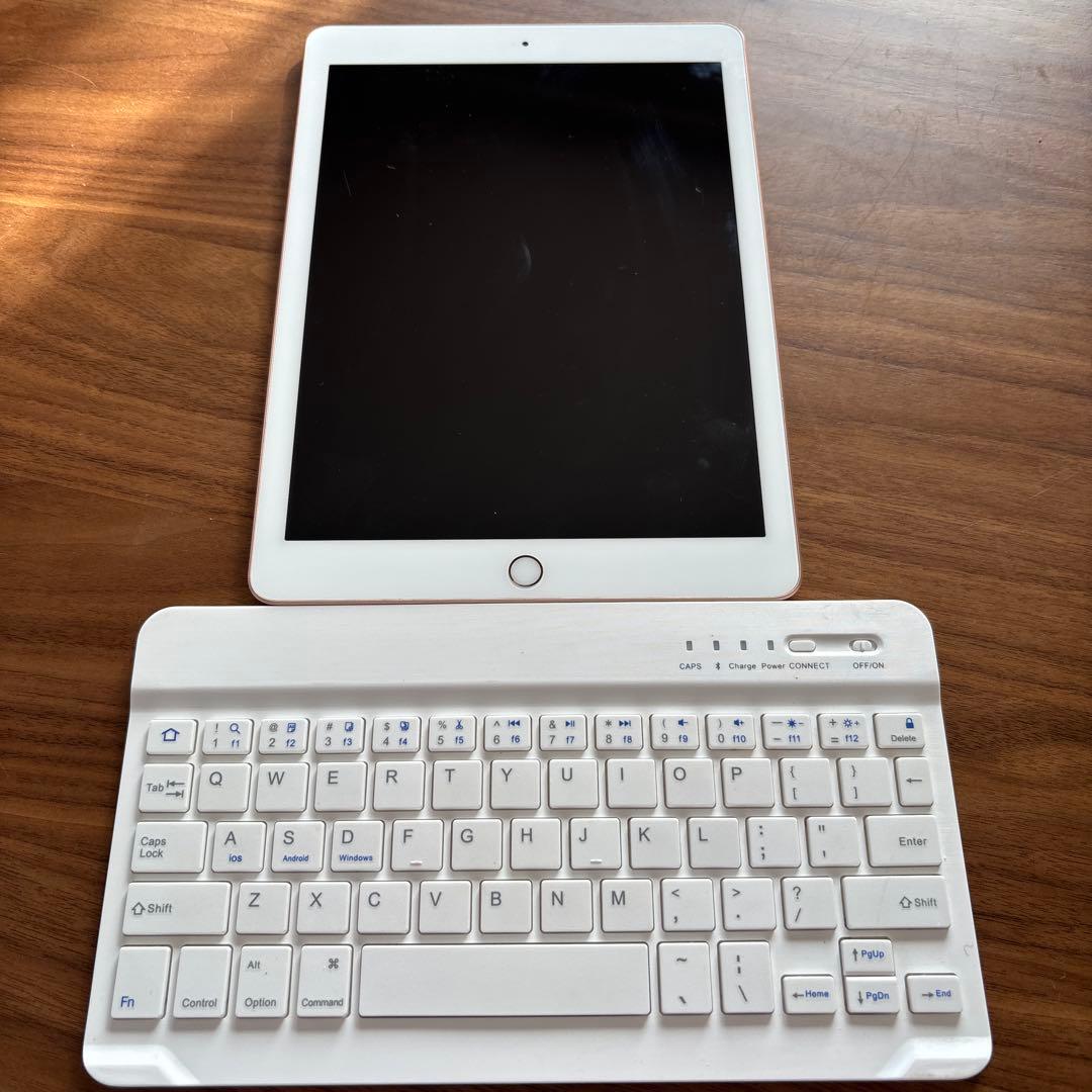 iPad 第6世代　32GB ゴールド　キーボード付き