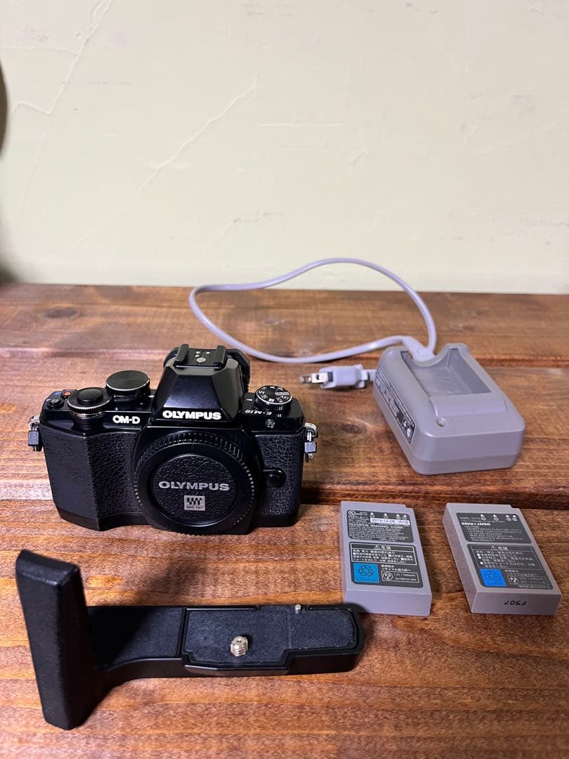 OLYMPUS /OMD EM10　(初代モデル) グリップ・予備バッテリー付き