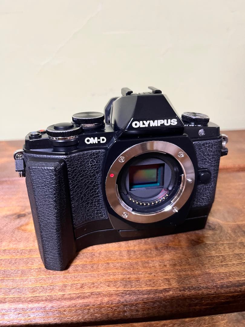 OLYMPUS /OMD EM10　(初代モデル) グリップ・予備バッテリー付き
