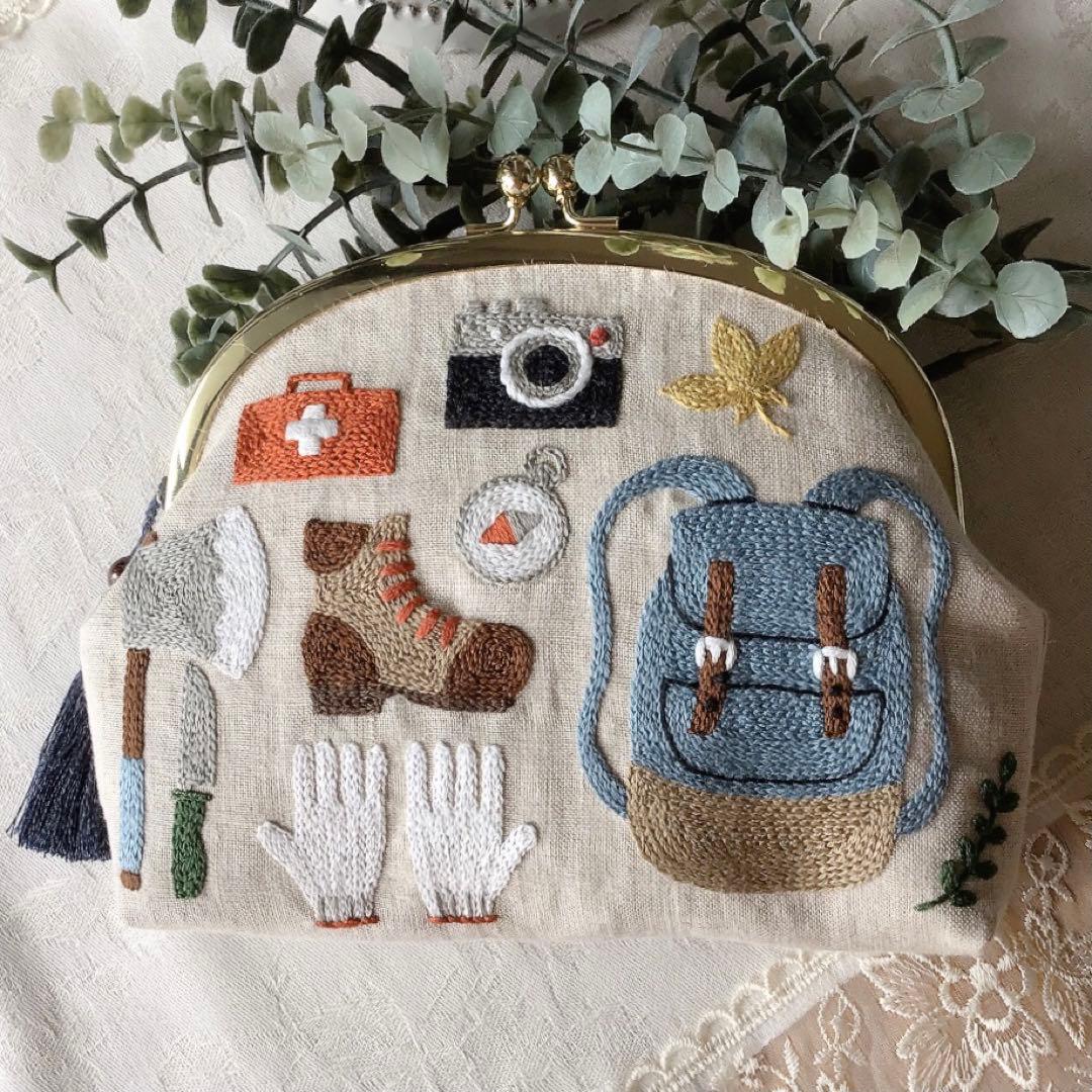 キャンパーのがま口ポーチ　手刺繍　ハンドメイド
