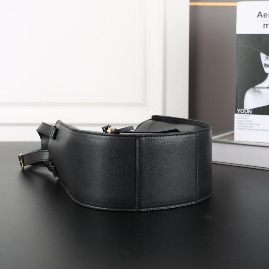 Loewe ブラックレザー風ショルダーバッグ