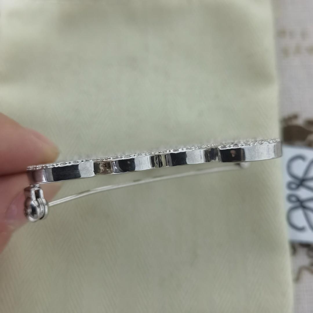 ロエベ アナグラム シルバー ブローチ