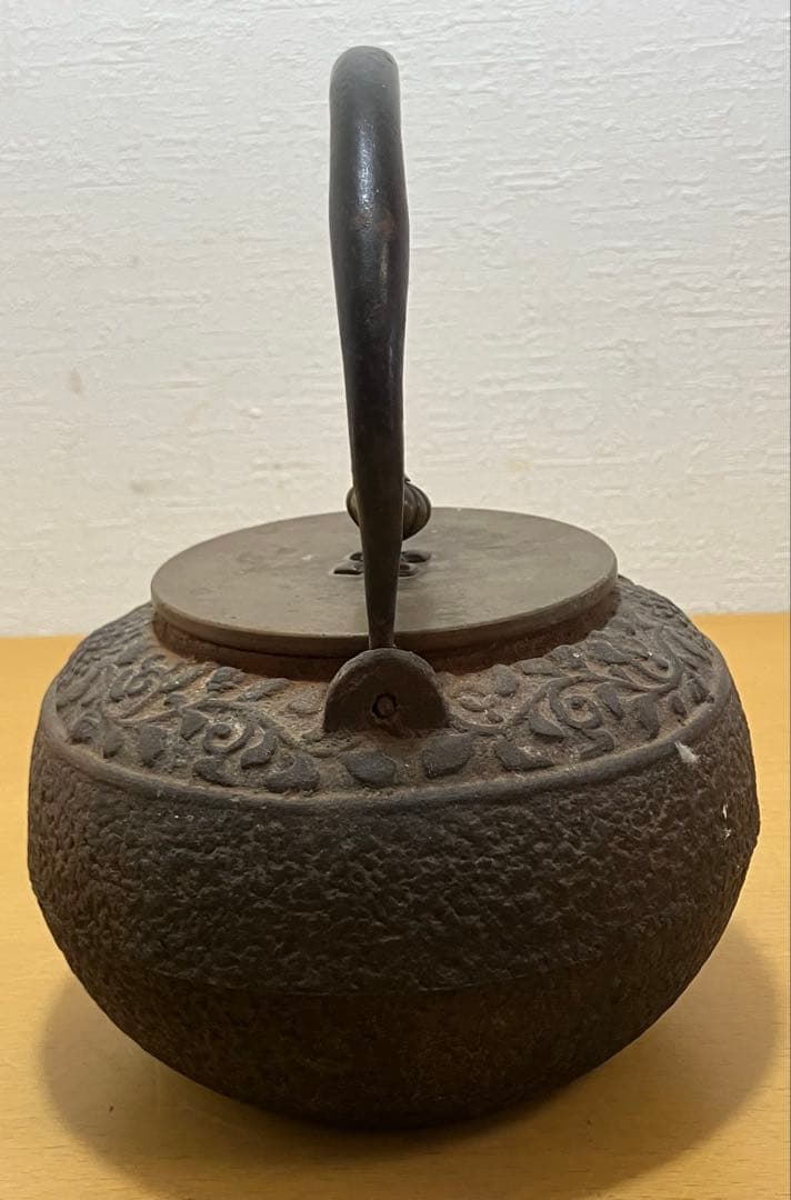 ②【古美術】龍文堂造 鉄瓶 菊地紋 銅蓋 京鉄瓶 煎茶道具 骨董