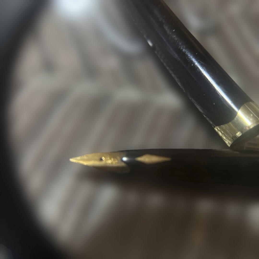 虎*徹様 １８k 黒い万年筆 金色の金具付き