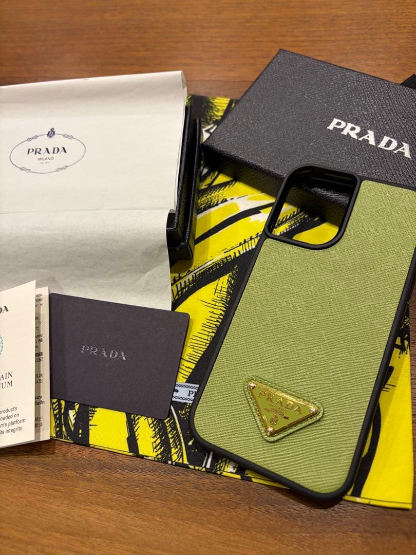 PRADA iPhone16ケース　グリーン　iPhone16 プラダ　カバー