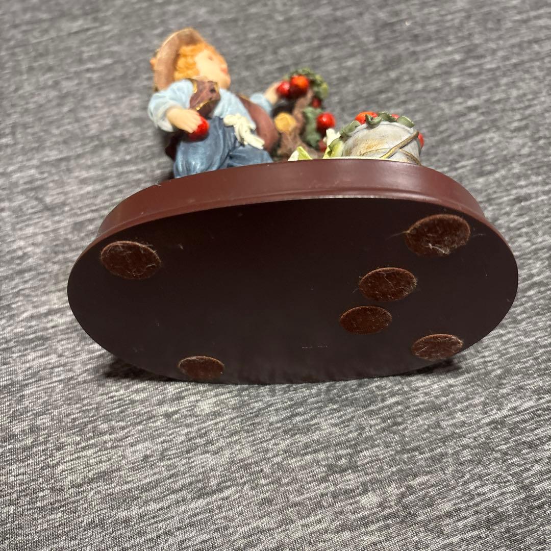 ヨーロッパ彫像　ビンテージ　果物を摘む少年の置物 約15cm
