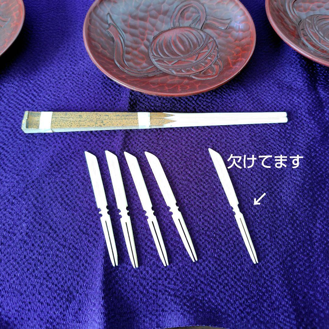 鎌倉彫？菓子器盛皿1枚と小皿５枚　 獅子と手毬図　光山　箸と菓子きり付き