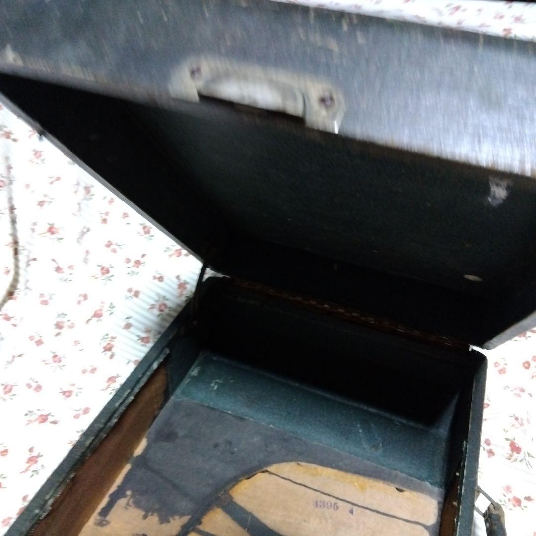 古いトランク（大正期レトロアンティーク）横に金具あります