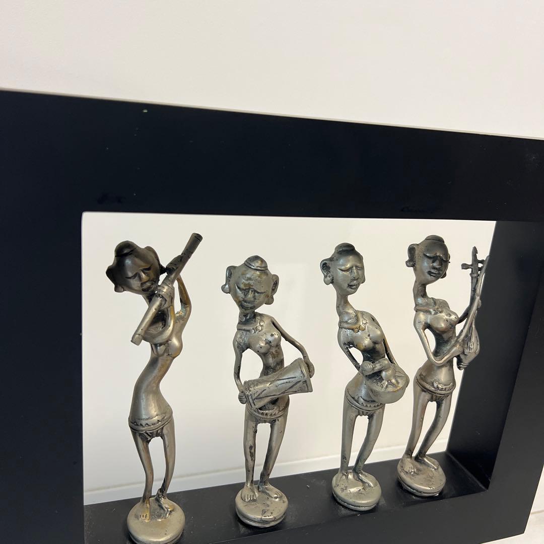 モダンアート 金属製 彫刻 4体の女性像