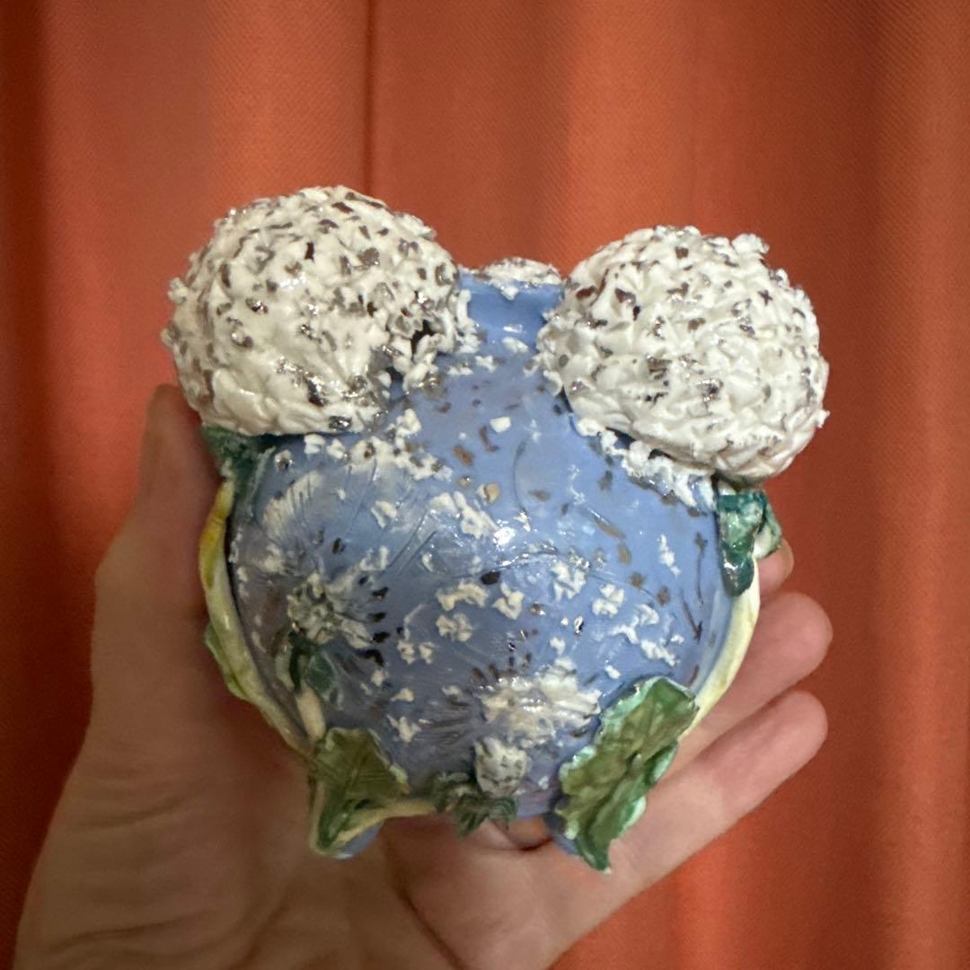 青い装飾的な陶器の花瓶