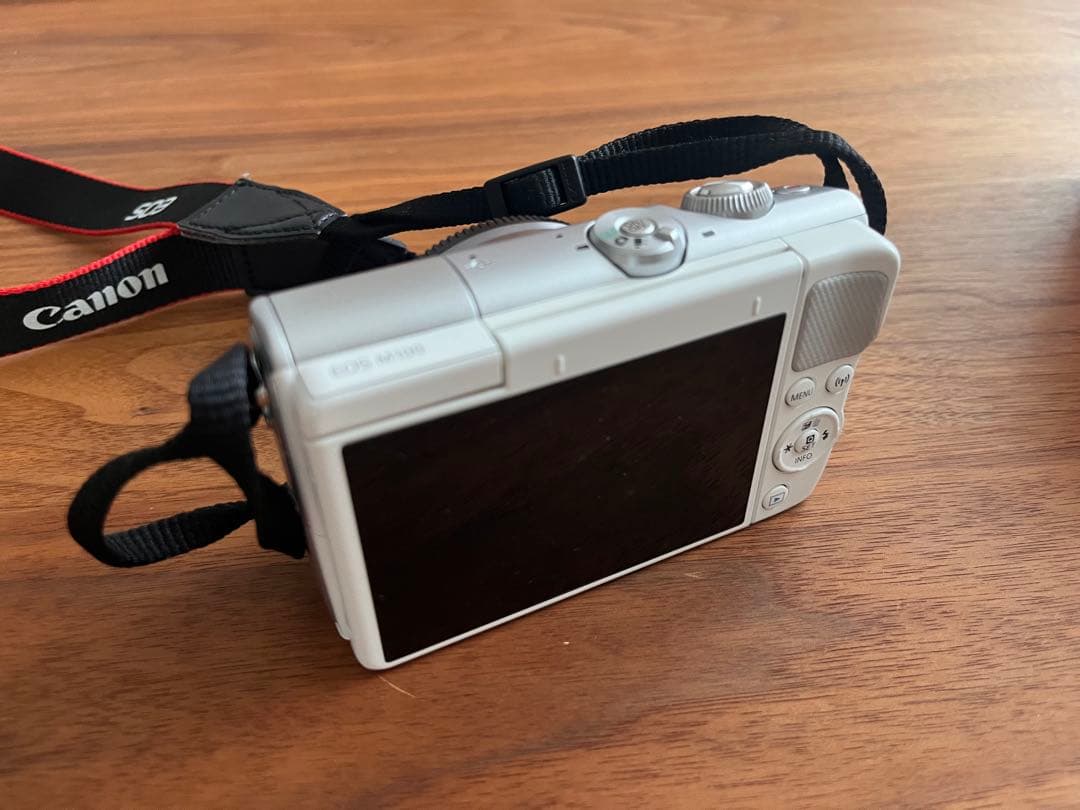 Canon EOS M100 ミラーレスカメラ　単焦点レンズ付