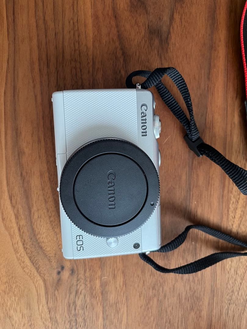 Canon EOS M100 ミラーレスカメラ　単焦点レンズ付