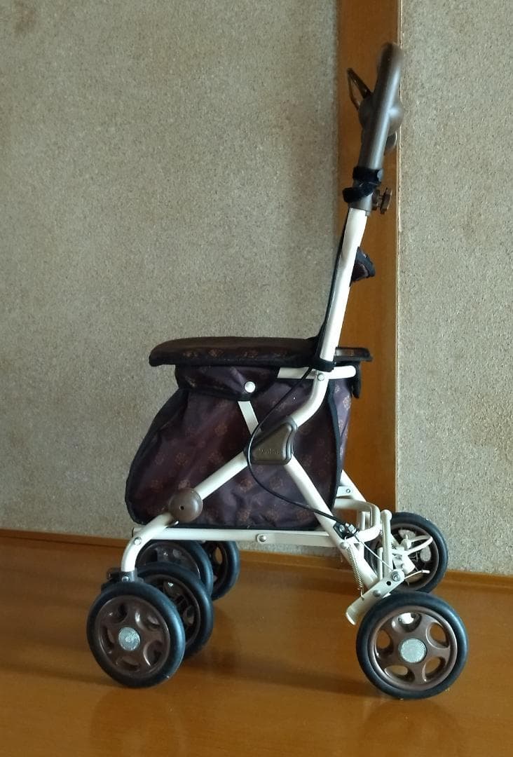 上品な柄のシルバーカーです