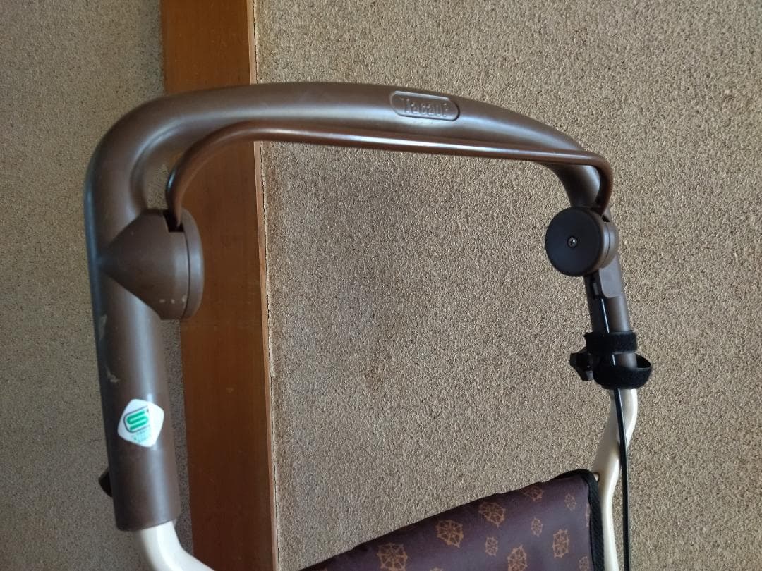 上品な柄のシルバーカーです