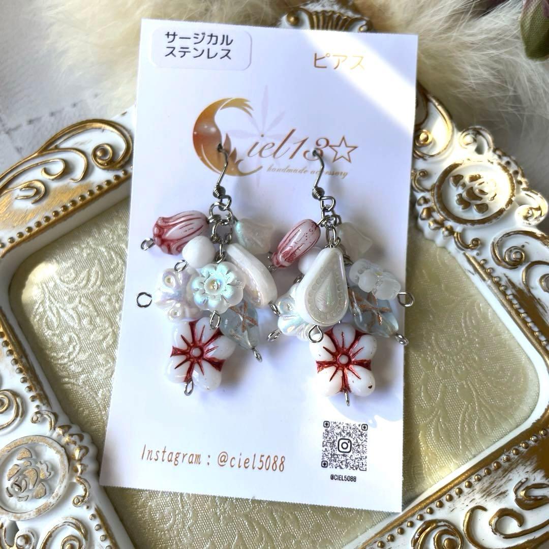 ホワイト＆レッドチェコビーズピアス、イヤリング
