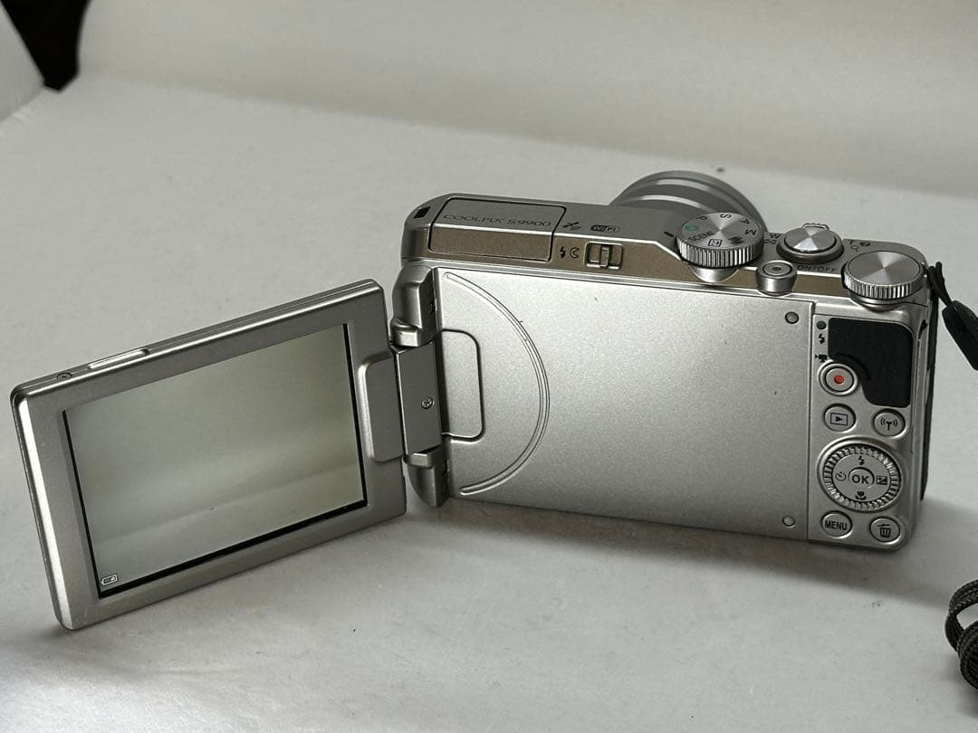 Nikon coolpix S9900 シルバー　30倍ズーム