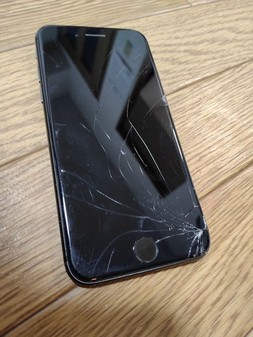iPhone8 ブラック 画面ひび割れあり