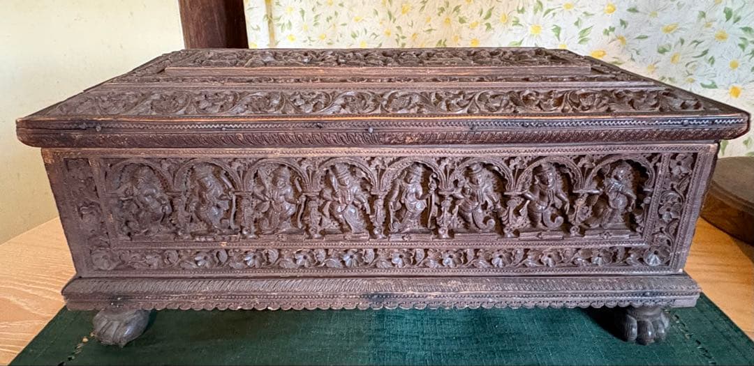 ヴィンテージ、インドの緻密な彫刻収納箱、サンダルウッド製（白檀）