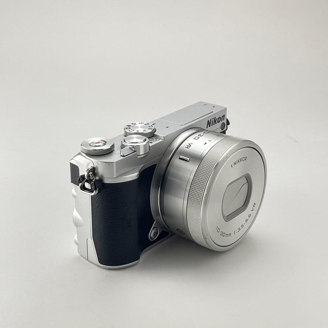 【極上美品・返品保証】Nikon1 J5シルバー 標準レンズキット