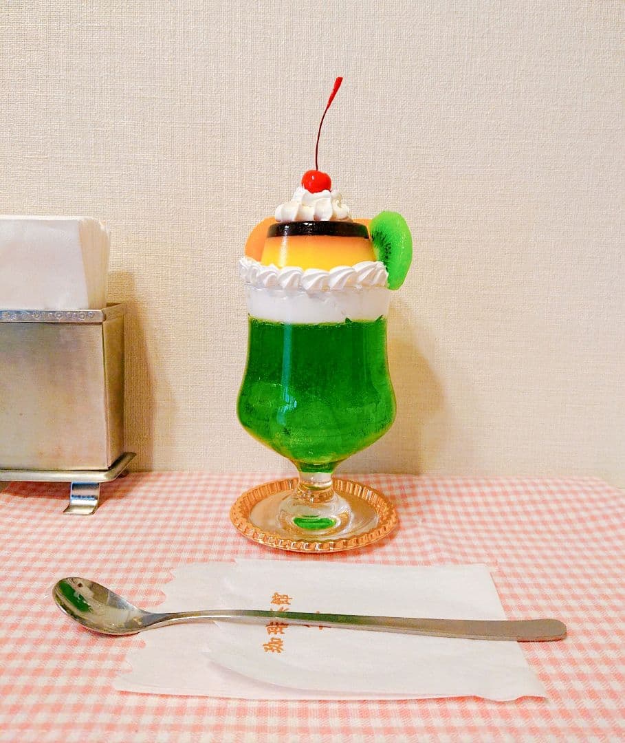昭和レトロ 純喫茶のプリンのせビッグクリームソーダ 食品サンプル