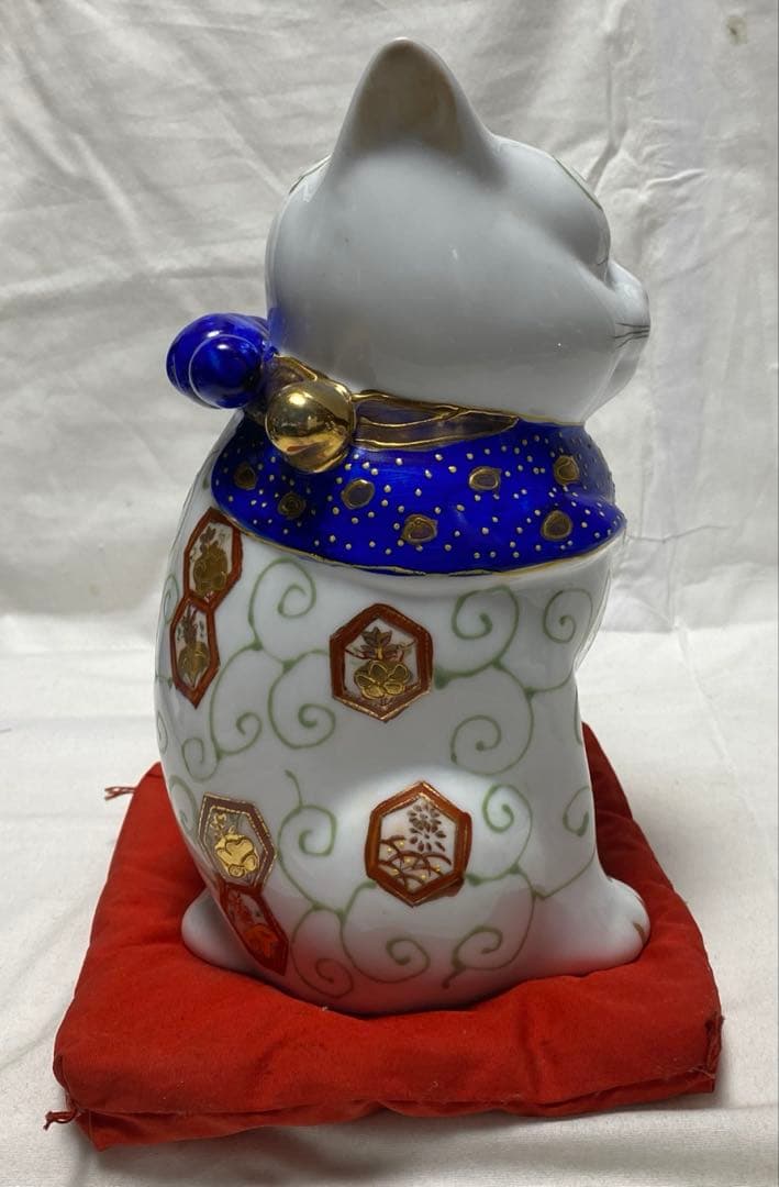 伊万里焼 招き猫 唐草柄 陶器製置物 金色装飾