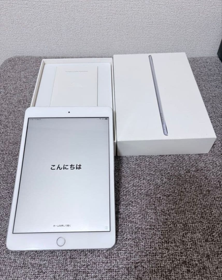 iPad シルバー 本体 充電器付き（ケーブルなし）
