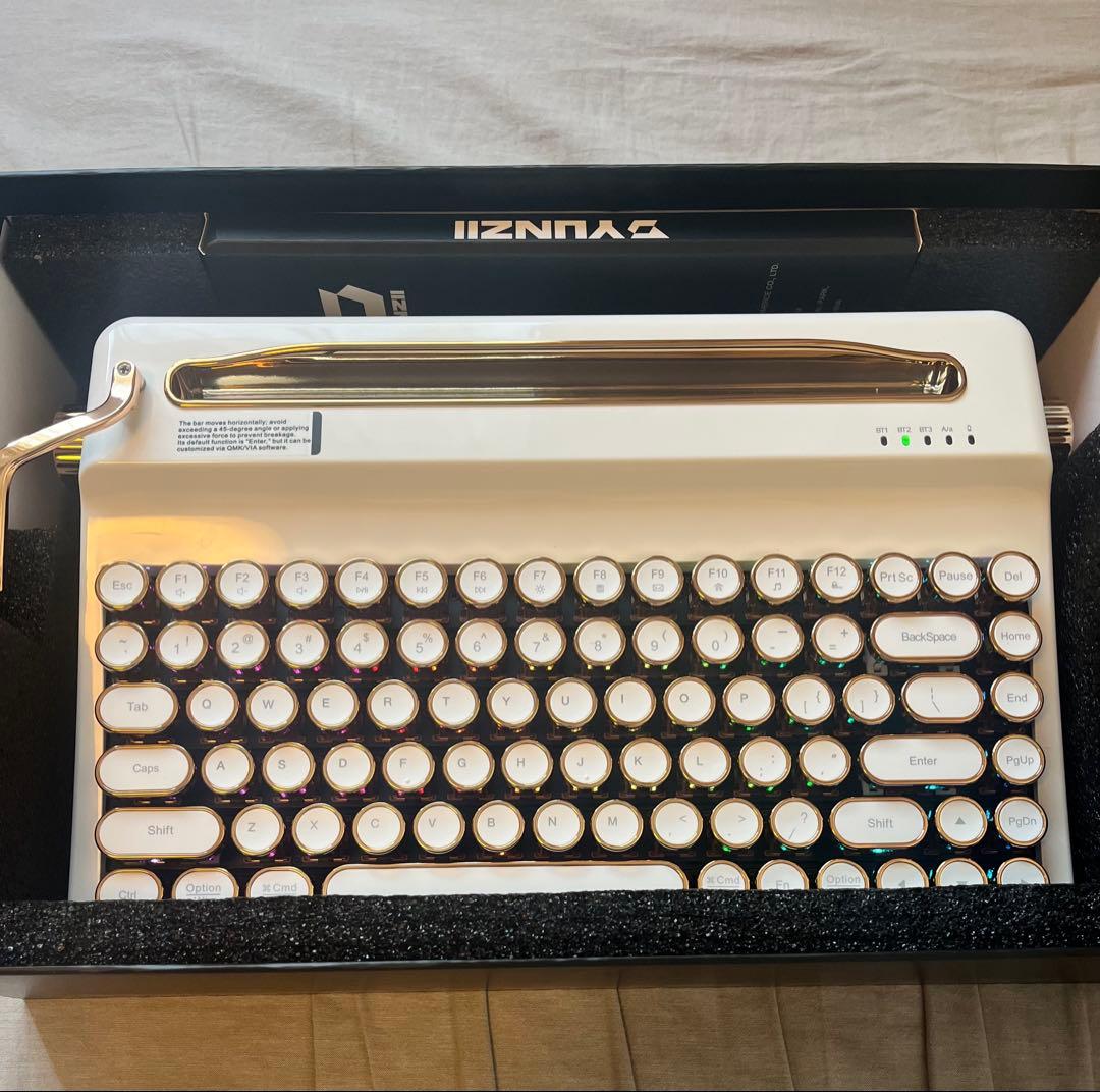 ホワイト　ゴールド　タイプライター風　キーボード