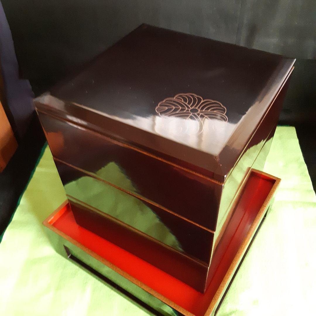 親族の蔵出し品です、江戸時代三段家紋入足台付き重箱、共箱付き、