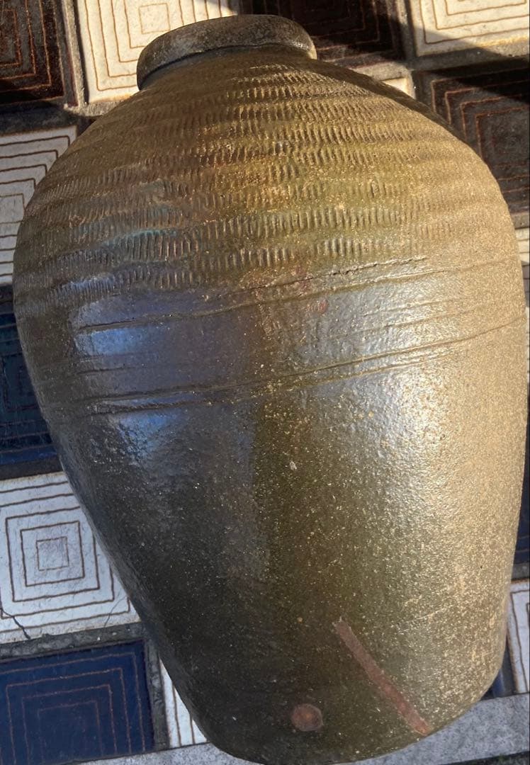 陶器製の波状模様の壺 高さ51cm