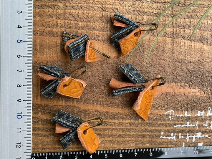 No.6 小さな革タグ デニム チャーム アンティーク加工 ビンテージ