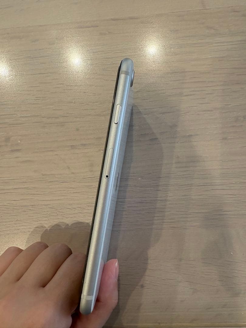 iPhone SE第三世代128GBスターライト simフリー バッテリー79%