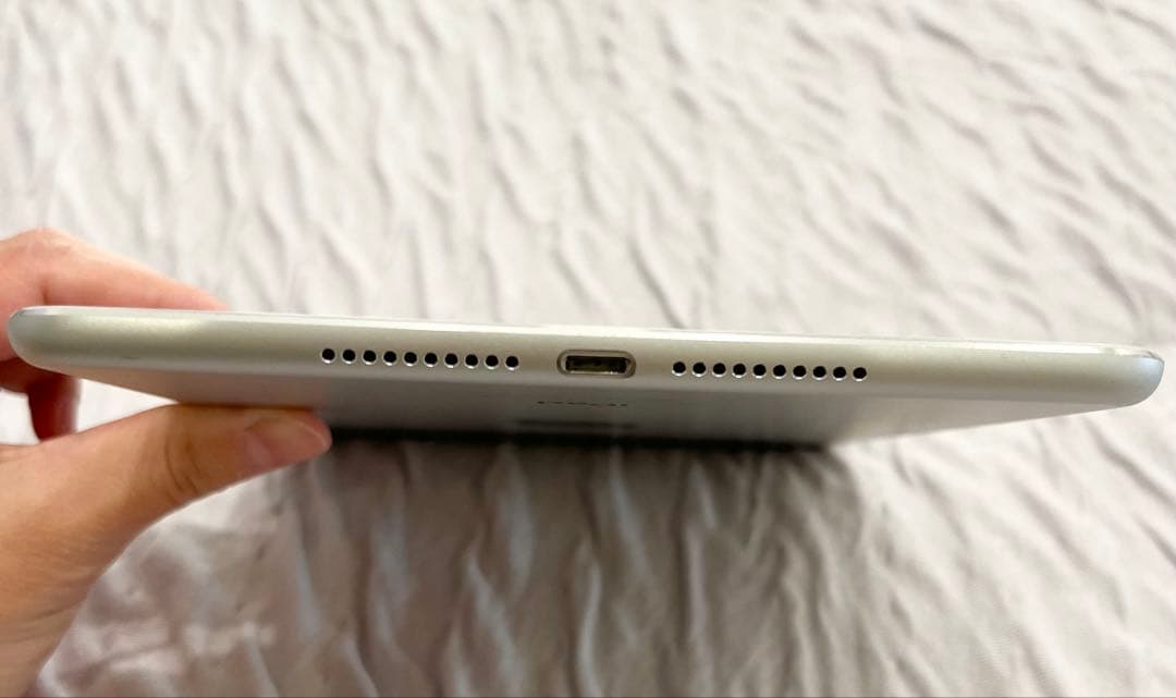 【最終値下げ！】iPad mini4 シルバー
