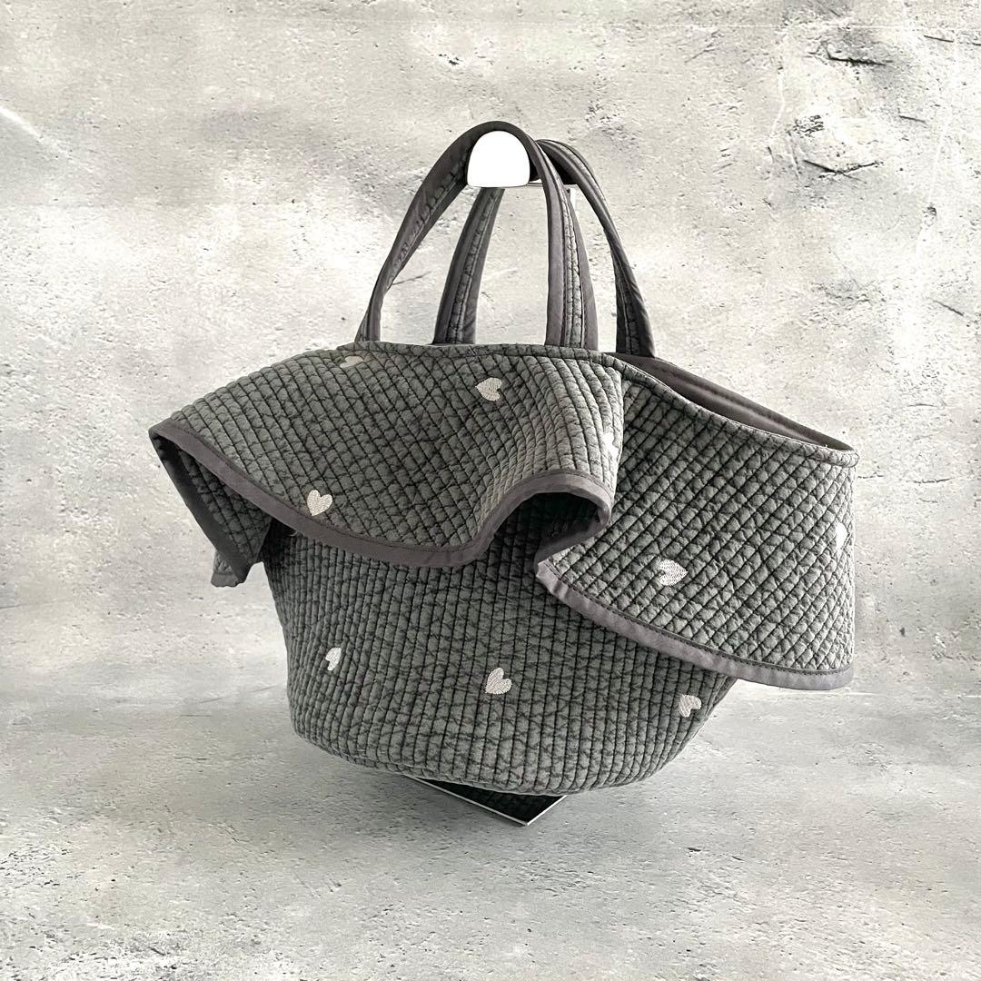 フレアフリル付き丸底マルシェバッグ　ヌビバッグ　チャコールグレー　ハート刺繍