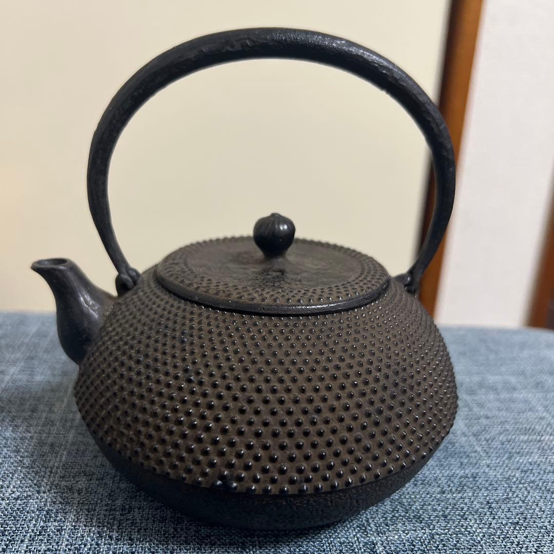 黒い鋳鉄製急須 点状模様