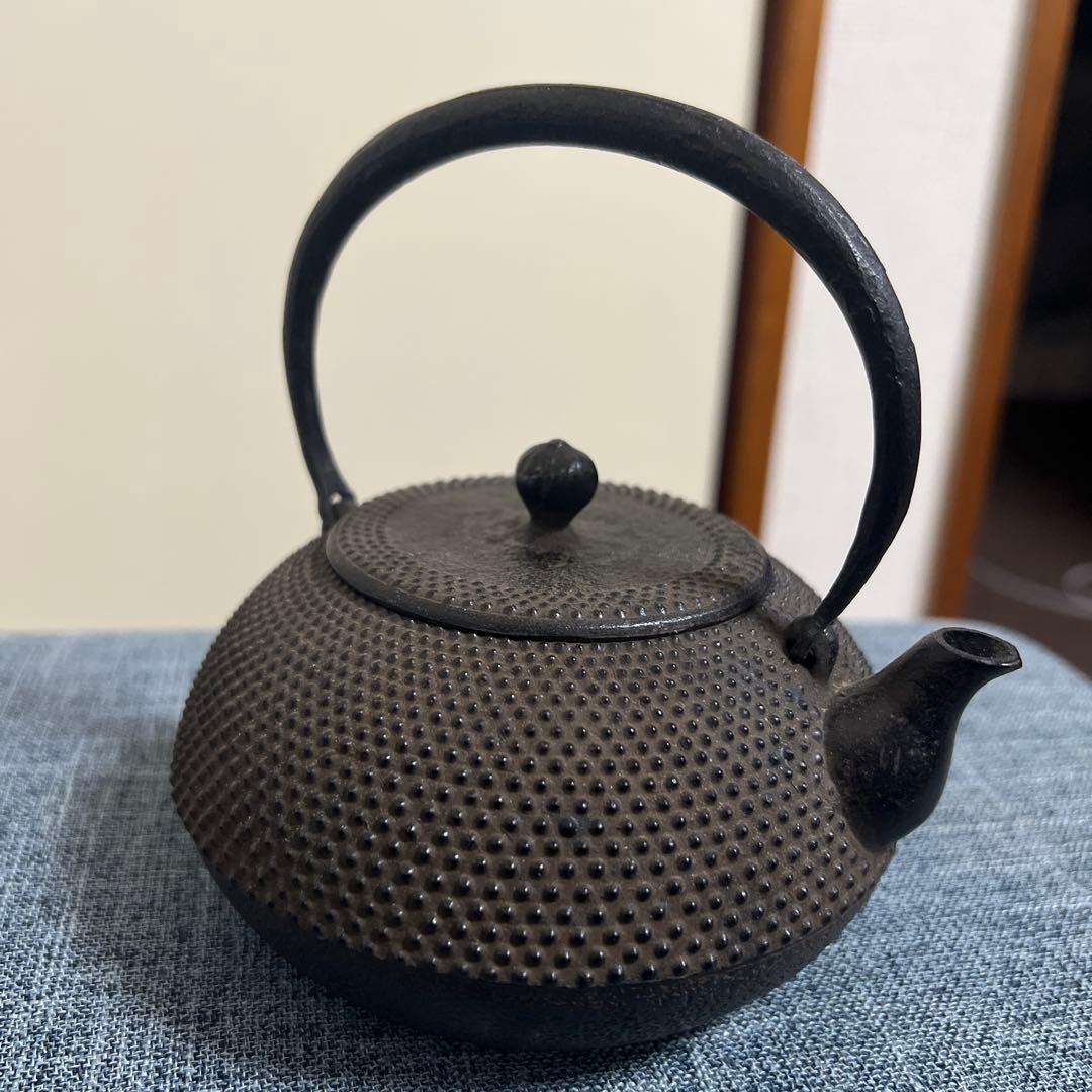 黒い鋳鉄製急須 点状模様