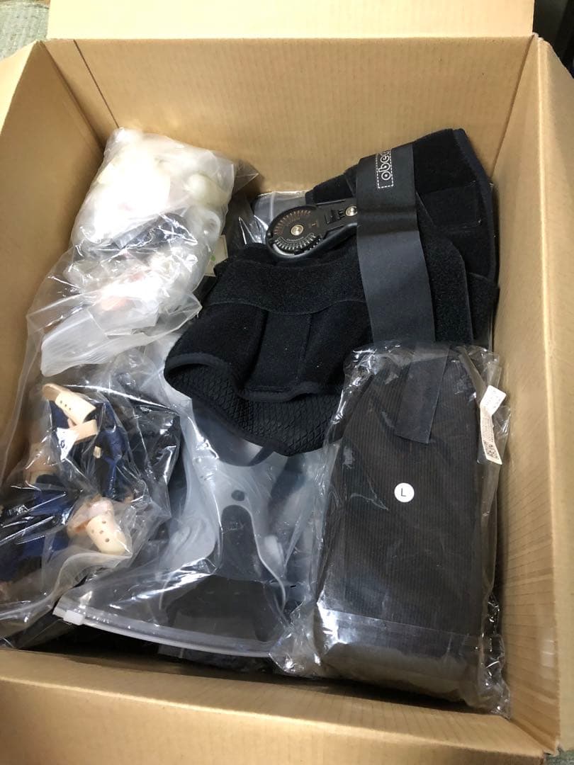 右足首装具￼￼、膝の可動域調整つきサポーターなど多数￼。